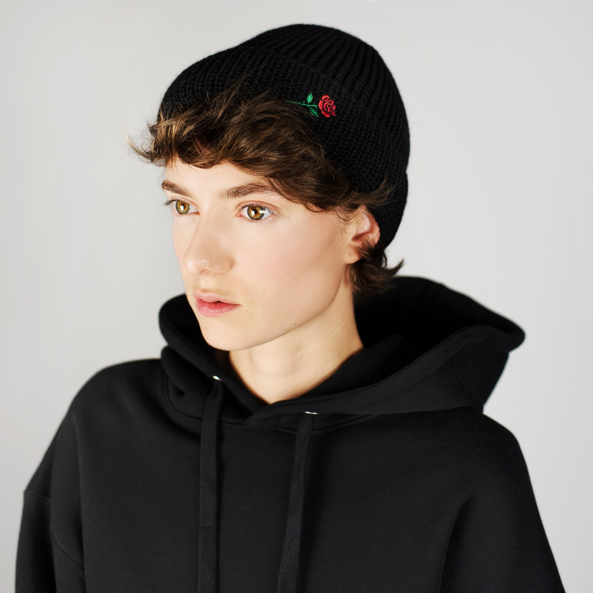 SHORT WOOL ROSE EMBROIDERY BEANIE - BLACK